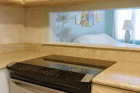Condo in Hallandale Beach, Florida, 1 bedroom  № 1929554 - photo 8