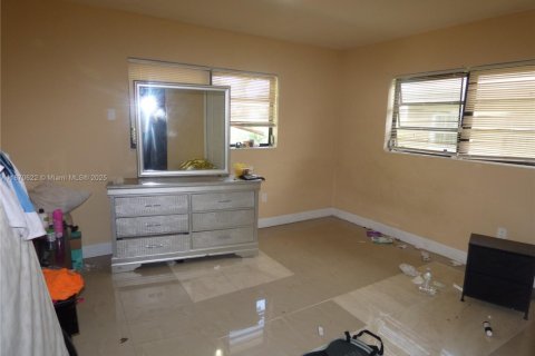 House in Miami, Florida 3 bedrooms, 139.35 sq.m. № 1895463 - photo 13