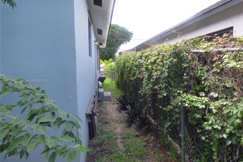 House in Miami, Florida 3 bedrooms, 139.35 sq.m. № 1895463 - photo 6