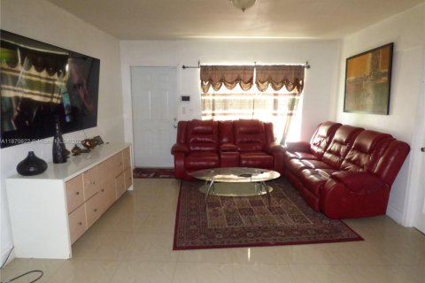 House in Miami, Florida 3 bedrooms, 139.35 sq.m. № 1895463 - photo 16