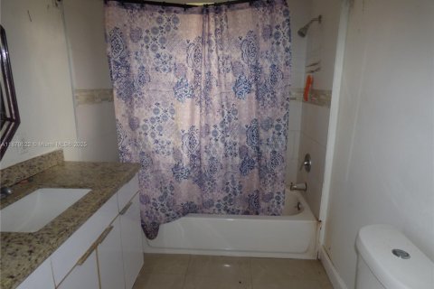 House in Miami, Florida 3 bedrooms, 139.35 sq.m. № 1895463 - photo 10