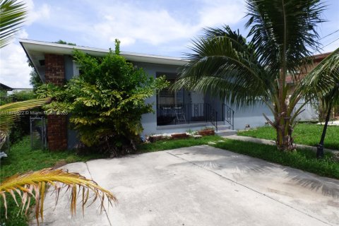 House in Miami, Florida 3 bedrooms, 139.35 sq.m. № 1895463 - photo 3