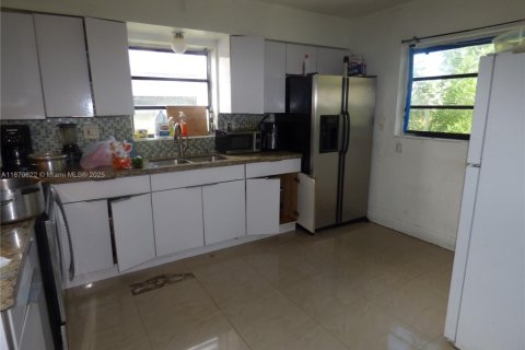 House in Miami, Florida 3 bedrooms, 139.35 sq.m. № 1895463 - photo 15