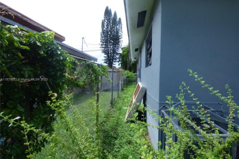 House in Miami, Florida 3 bedrooms, 139.35 sq.m. № 1895463 - photo 9