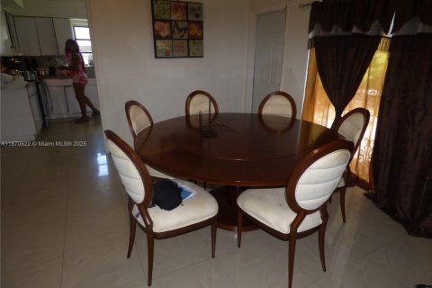 House in Miami, Florida 3 bedrooms, 139.35 sq.m. № 1895463 - photo 14