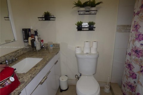 House in Miami, Florida 3 bedrooms, 139.35 sq.m. № 1895463 - photo 12