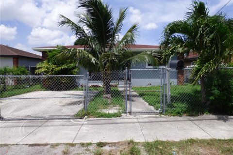House in Miami, Florida 3 bedrooms, 139.35 sq.m. № 1895463 - photo 1