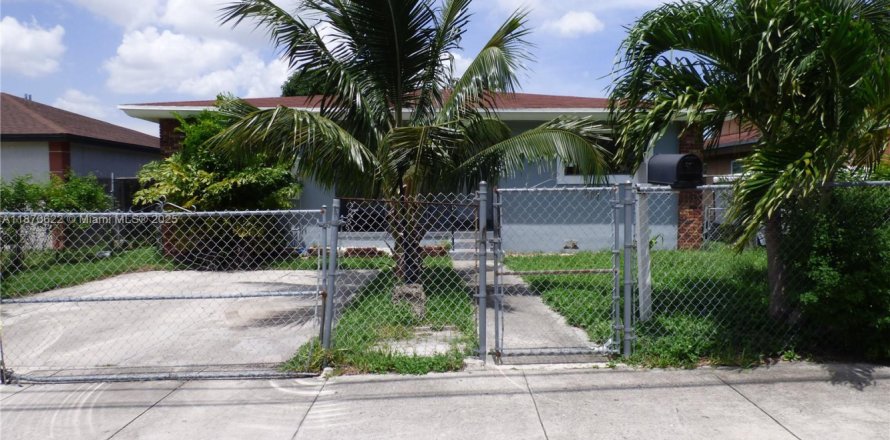 House in Miami, Florida 3 bedrooms, 139.35 sq.m. № 1895463
