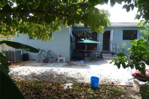 House in Miami, Florida 3 bedrooms, 139.35 sq.m. № 1895463 - photo 7