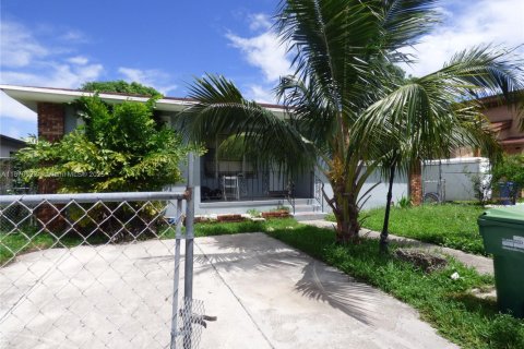 House in Miami, Florida 3 bedrooms, 139.35 sq.m. № 1895463 - photo 2