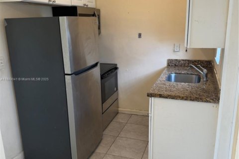 House in North Miami Beach, Florida 1 bedroom, 224.36 sq.m. № 1932017 - photo 5