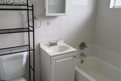 House in North Miami Beach, Florida 1 bedroom, 224.36 sq.m. № 1932017 - photo 8