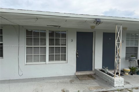 House in North Miami Beach, Florida 1 bedroom, 224.36 sq.m. № 1932017 - photo 2