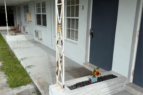 House in North Miami Beach, Florida 1 bedroom, 224.36 sq.m. № 1932017 - photo 1