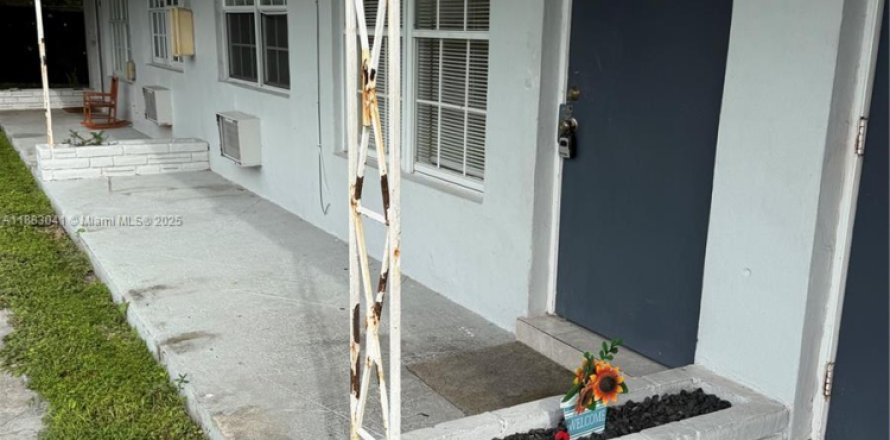 House in North Miami Beach, Florida 1 bedroom, 224.36 sq.m. № 1932017