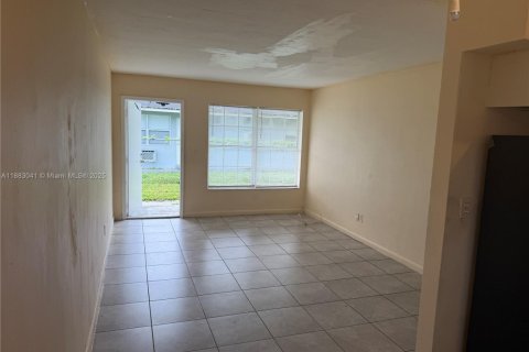 House in North Miami Beach, Florida 1 bedroom, 224.36 sq.m. № 1932017 - photo 3