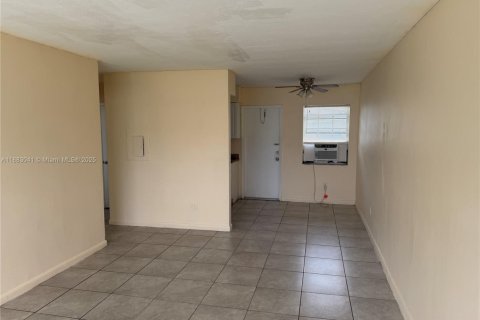 House in North Miami Beach, Florida 1 bedroom, 224.36 sq.m. № 1932017 - photo 4