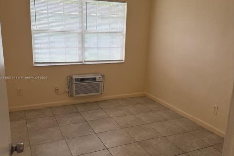 House in North Miami Beach, Florida 1 bedroom, 224.36 sq.m. № 1932017 - photo 6