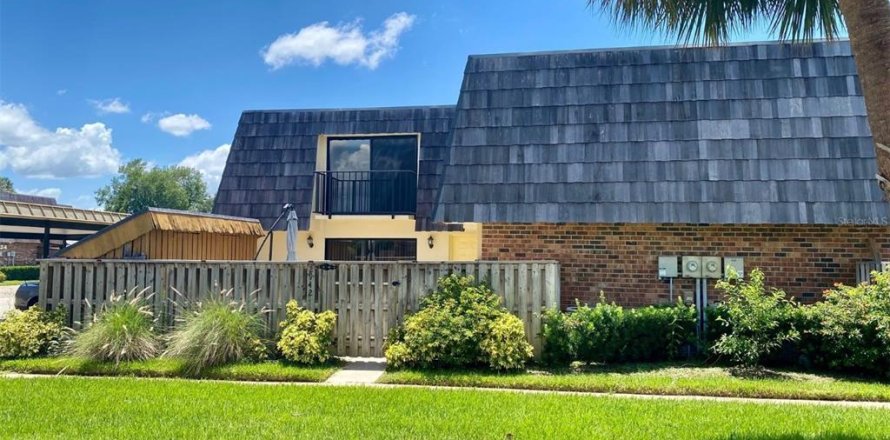 House in Leesburg, Florida 2 bedrooms, 119.66 sq.m. № 2203868