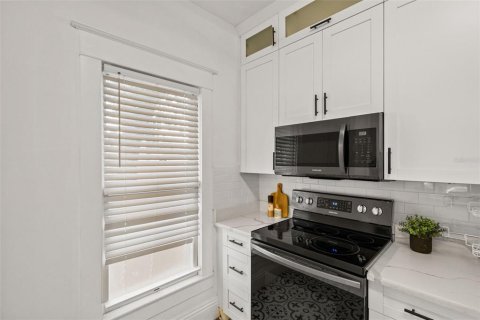 House in Tampa, Florida 3 bedrooms, 145.3 sq.m. № 2138713 - photo 13