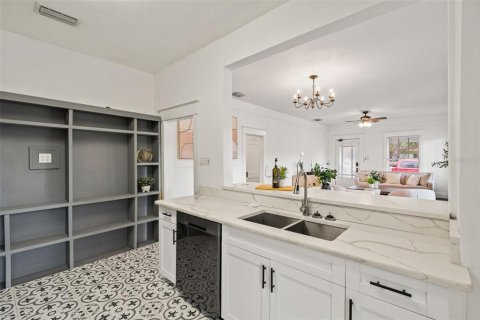 House in Tampa, Florida 3 bedrooms, 145.3 sq.m. № 2138713 - photo 14