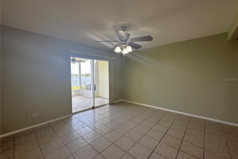 Townhouse in Punta Gorda, Florida 2 bedrooms, 100.15 sq.m. № 1901135 - photo 12
