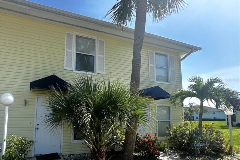 Townhouse in Punta Gorda, Florida 2 bedrooms, 100.15 sq.m. № 1901135 - photo 9