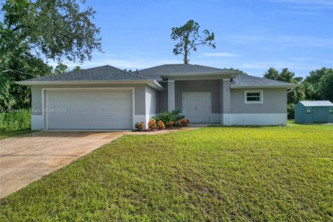 House in Lehigh Acres, Florida 3 bedrooms № 1947638 - photo 1