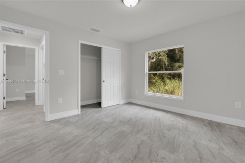 House in Lehigh Acres, Florida 3 bedrooms № 1947638 - photo 3