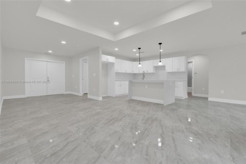 House in Lehigh Acres, Florida 3 bedrooms № 1947638 - photo 5