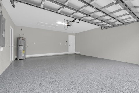 House in Lehigh Acres, Florida 3 bedrooms № 1947638 - photo 12