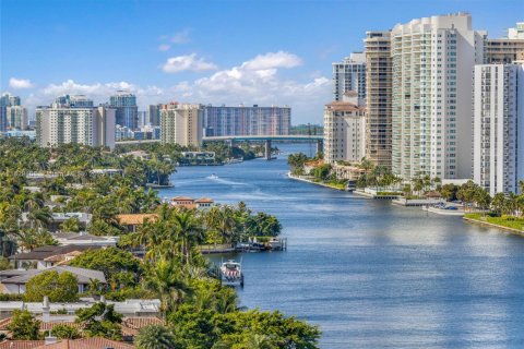 Condominio en venta en Hallandale Beach, Florida, 2 dormitorios, 106.37 m2 № 1805928 - foto 23