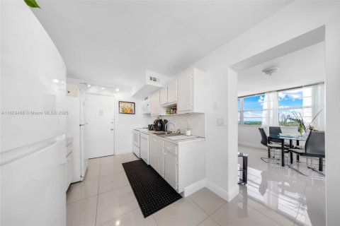Condominio en venta en Hallandale Beach, Florida, 2 dormitorios, 106.37 m2 № 1805928 - foto 10