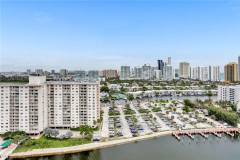 Condominio en alquiler en Sunny Isles Beach, Florida, 2 dormitorios, 113.34 m2 № 775623 - foto 1