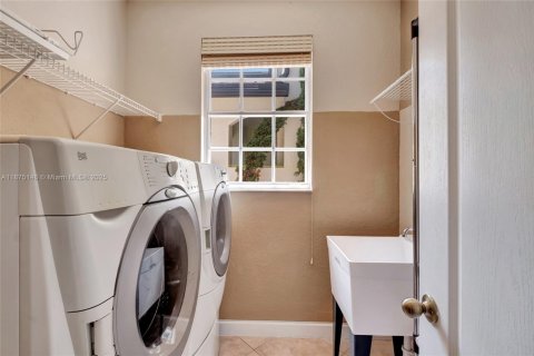 Снять в аренду виллу или дом в Майами, Флорида 4 спальни, 283.91м2, № 1926221 - фото 13