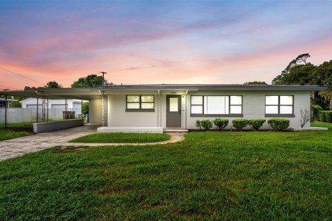 House in Winter Haven, Florida 3 bedrooms, 95.88 sq.m. № 2430339