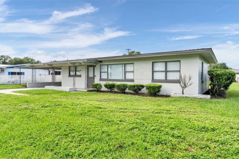 House in Winter Haven, Florida 3 bedrooms, 95.88 sq.m. № 2430339 - photo 2