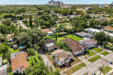 House in Miami, Florida 6 bedrooms, 199.46 sq.m. № 1944760 - photo 23