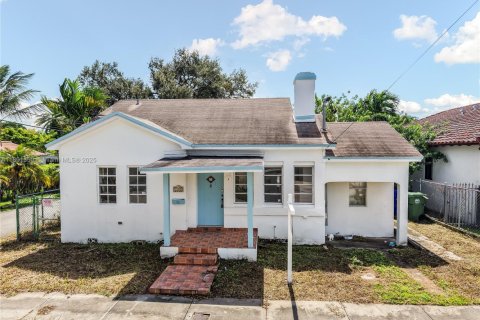 House in Miami, Florida 6 bedrooms, 199.46 sq.m. № 1944760 - photo 1