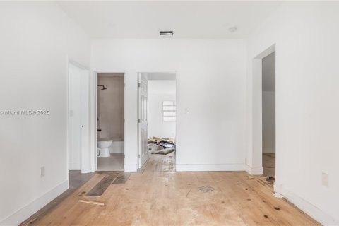 House in Miami, Florida 6 bedrooms, 199.46 sq.m. № 1944760 - photo 9