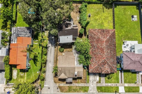 House in Miami, Florida 6 bedrooms, 199.46 sq.m. № 1944760 - photo 5