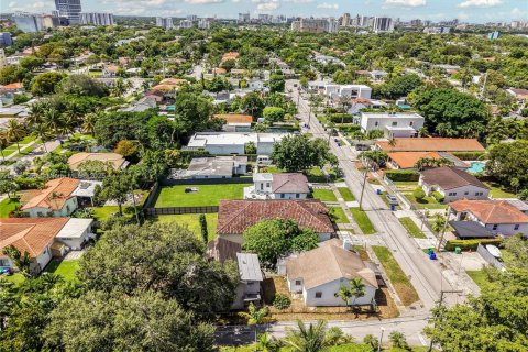 House in Miami, Florida 6 bedrooms, 199.46 sq.m. № 1944760 - photo 6