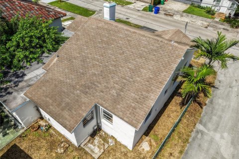 House in Miami, Florida 6 bedrooms, 199.46 sq.m. № 1944760 - photo 21