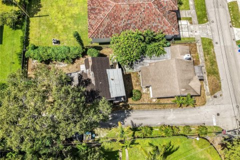 House in Miami, Florida 6 bedrooms, 199.46 sq.m. № 1944760 - photo 7