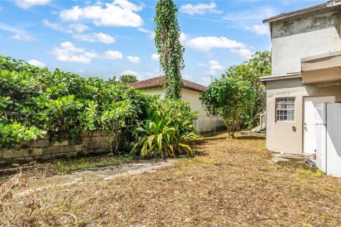 House in Miami, Florida 6 bedrooms, 199.46 sq.m. № 1944760 - photo 14