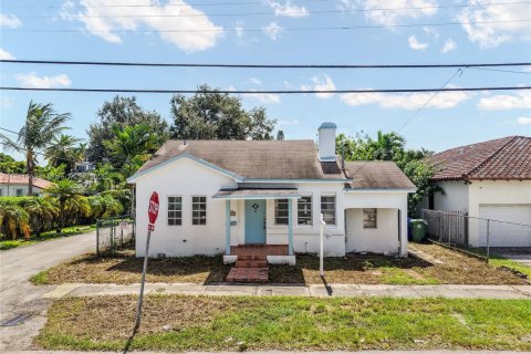 House in Miami, Florida 6 bedrooms, 199.46 sq.m. № 1944760 - photo 2