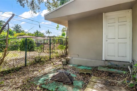 House in Miami, Florida 6 bedrooms, 199.46 sq.m. № 1944760 - photo 16