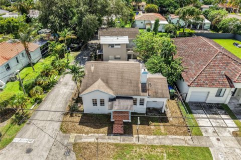 House in Miami, Florida 6 bedrooms, 199.46 sq.m. № 1944760 - photo 4