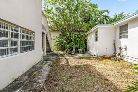 House in Miami, Florida 6 bedrooms, 199.46 sq.m. № 1944760 - photo 12