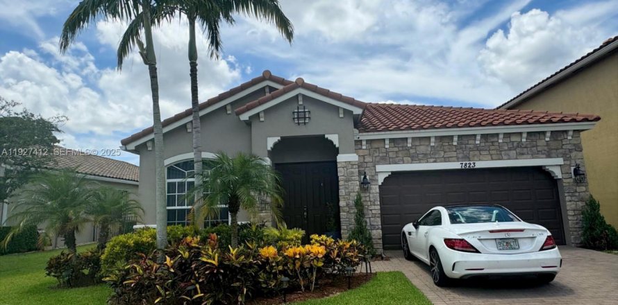 Villa ou maison à Lake Worth, Floride 4 chambres, 189.24 m2 № 1989148